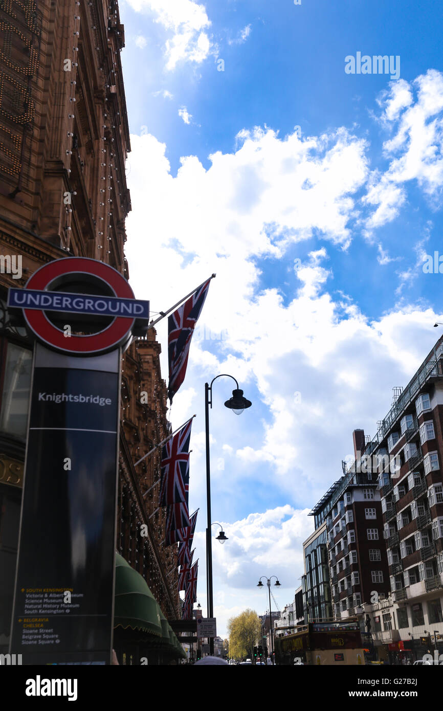 London Knightsbridge u-Bahn u-Bahn Tube Station anmelden von von Harrods Stockfoto