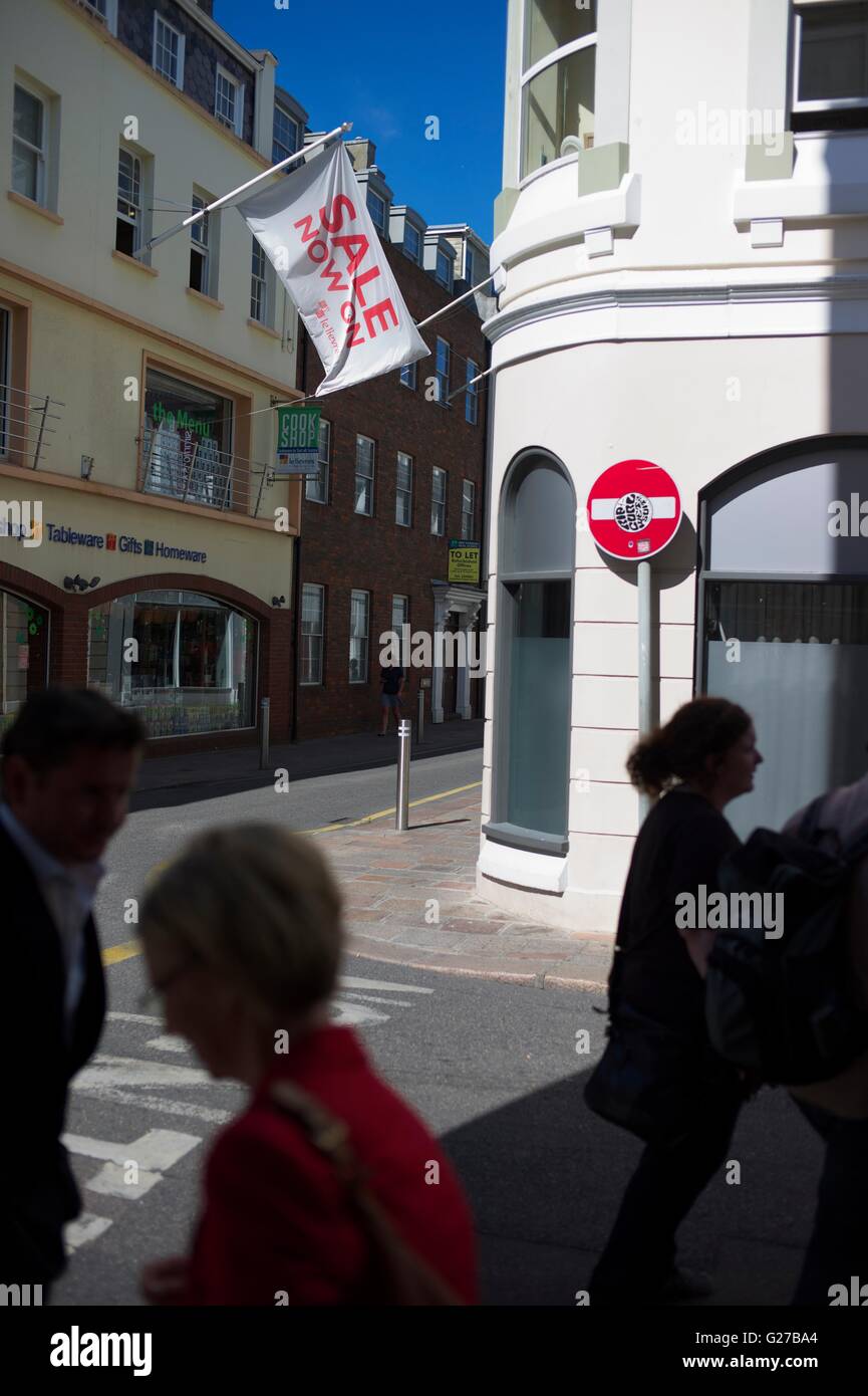 Verkauf Zeichen zeigt, wie viel die High street kämpft, um Kunden ihre Läden besuchen und vom Einkauf online verschieben Stockfoto