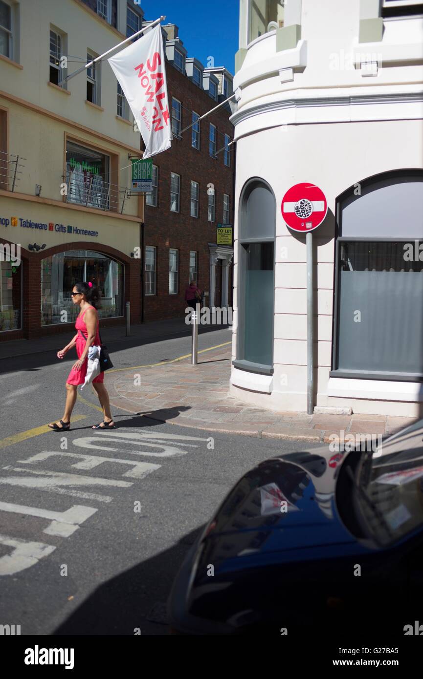 Verkauf Zeichen zeigt, wie viel die High street kämpft, um Kunden ihre Läden besuchen und vom Einkauf online verschieben Stockfoto