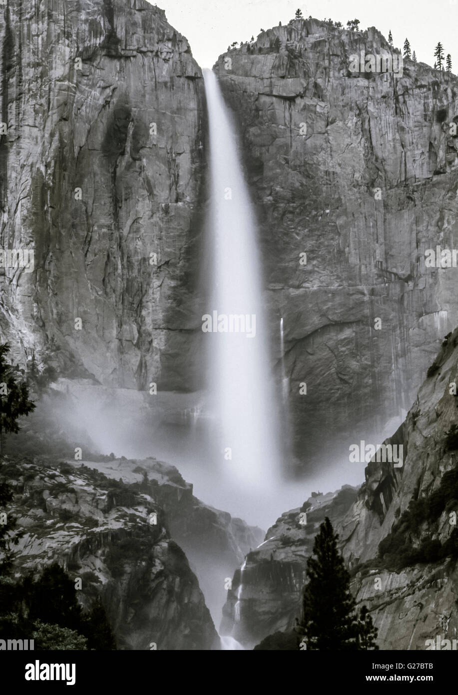 Yosemite-Nationalpark ist eine Vereinigte Staaten Nationalpark Wasserfälle im Frühjahr Stockfoto