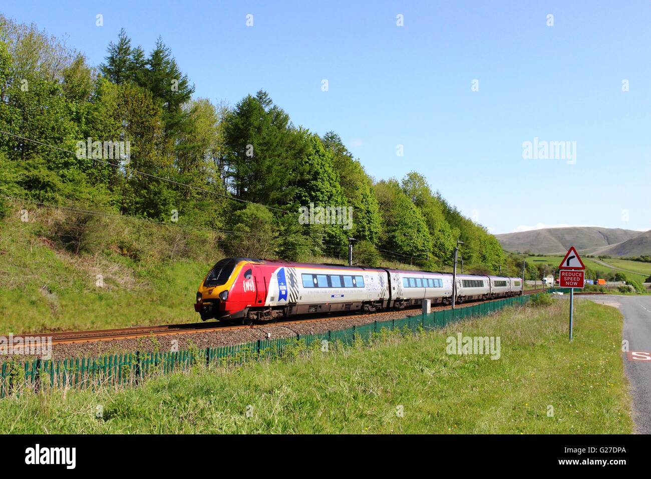 Voyager Diesel Triebzug trainieren, Virgin West Coast Lackierung mit Werbeanzeigen für Festival No6 (bei Portmeirion in Wales), in Cumbria Stockfoto