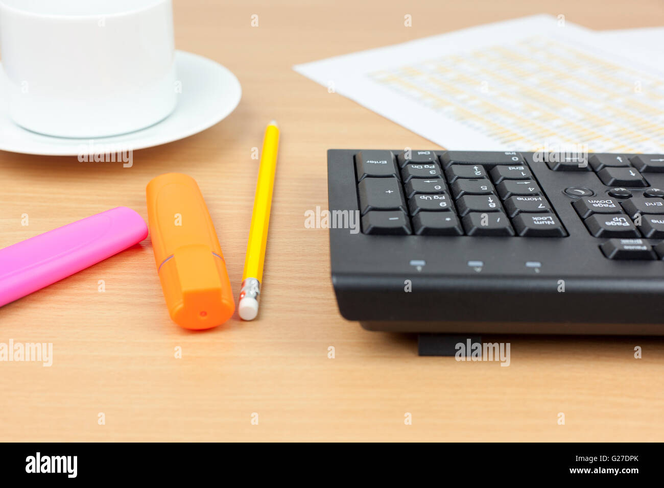 Finanzielle Buchhalter Desktop zeigt eine Computer-Tastatur, Tabellenkalkulation und Stifte Stockfoto
