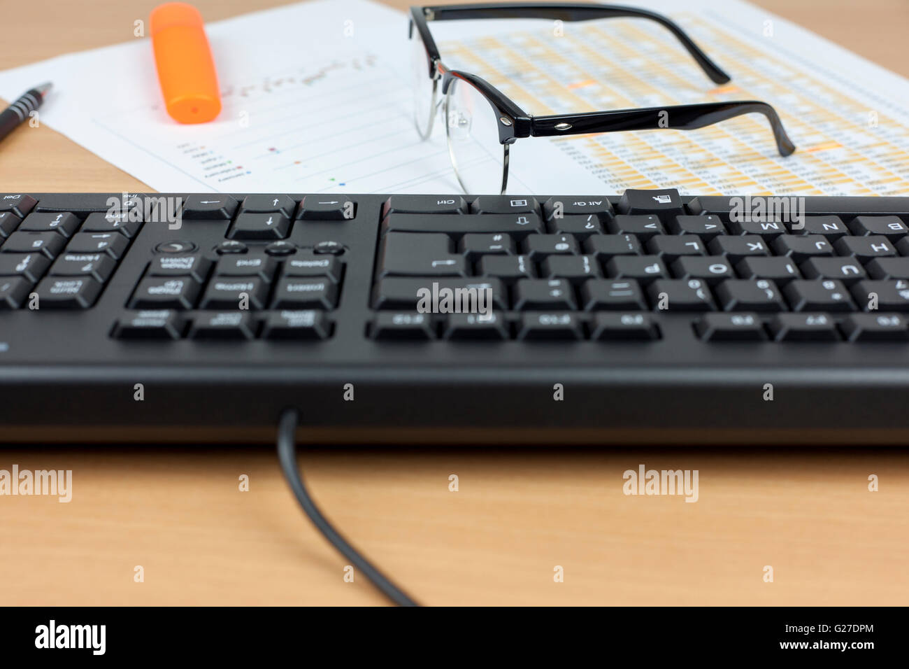 Auge-Brille beschäftigt finanzielle Buchhalter Schreibtisch mit einer Tastatur und Ausbreitung Platten auflegen Stockfoto