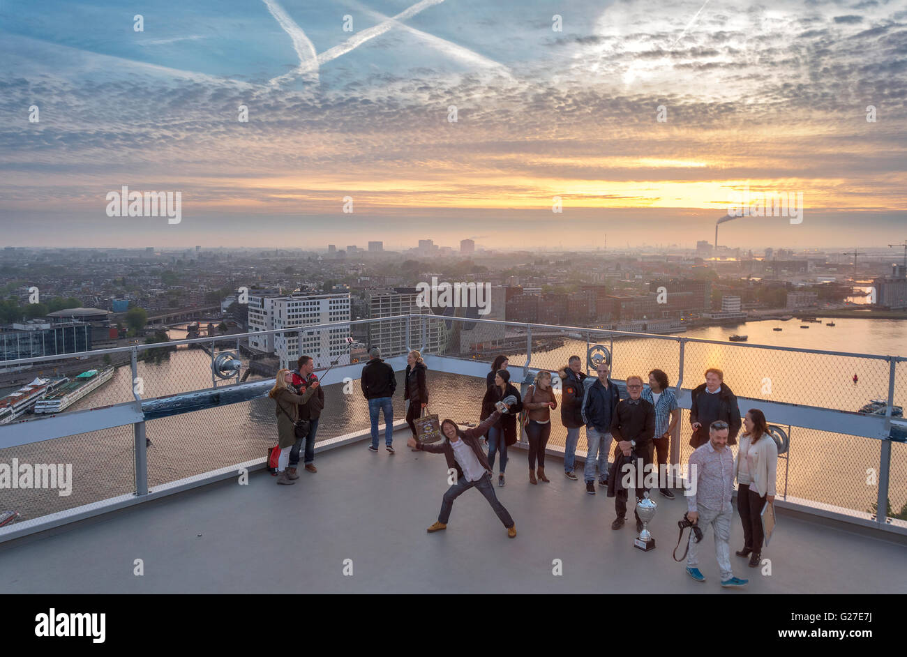 Amsterdam-ADAM-Aussichtsturm Aussichtsplattform bei Sonnenuntergang. Blick  Richtung Westen Docklands von Amsterdam Noord. Babybadewanne Toren  Stockfotografie - Alamy