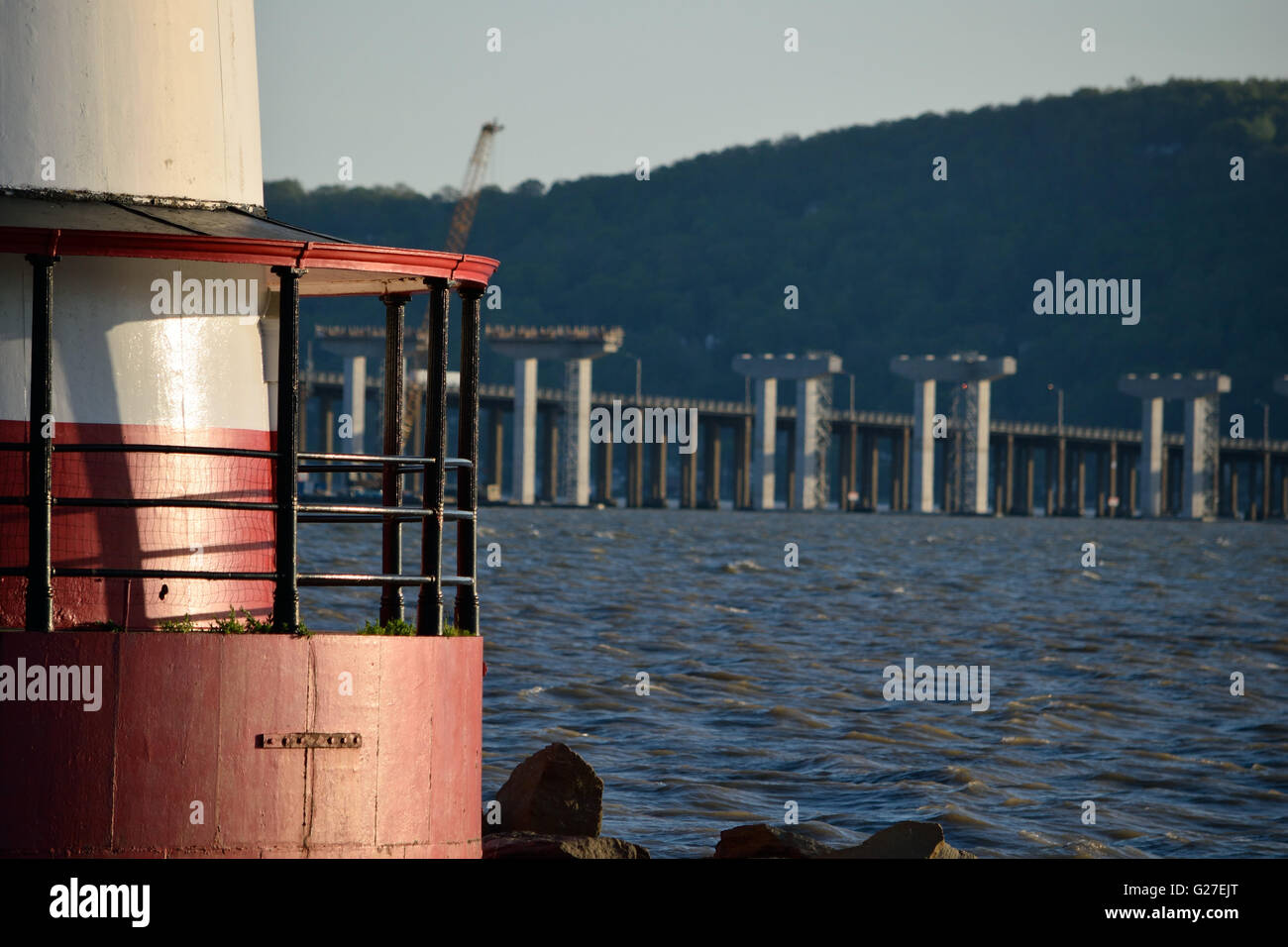 Tarrytown Leuchtturm mit dem Neubau der Tappan Zee Bridge in Aussicht. Stockfoto