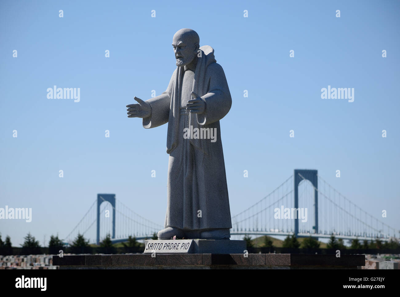 Statue von Santo Padre Pio vor der Whitestone Bridge in Saint Raymond es Friedhof. Stockfoto