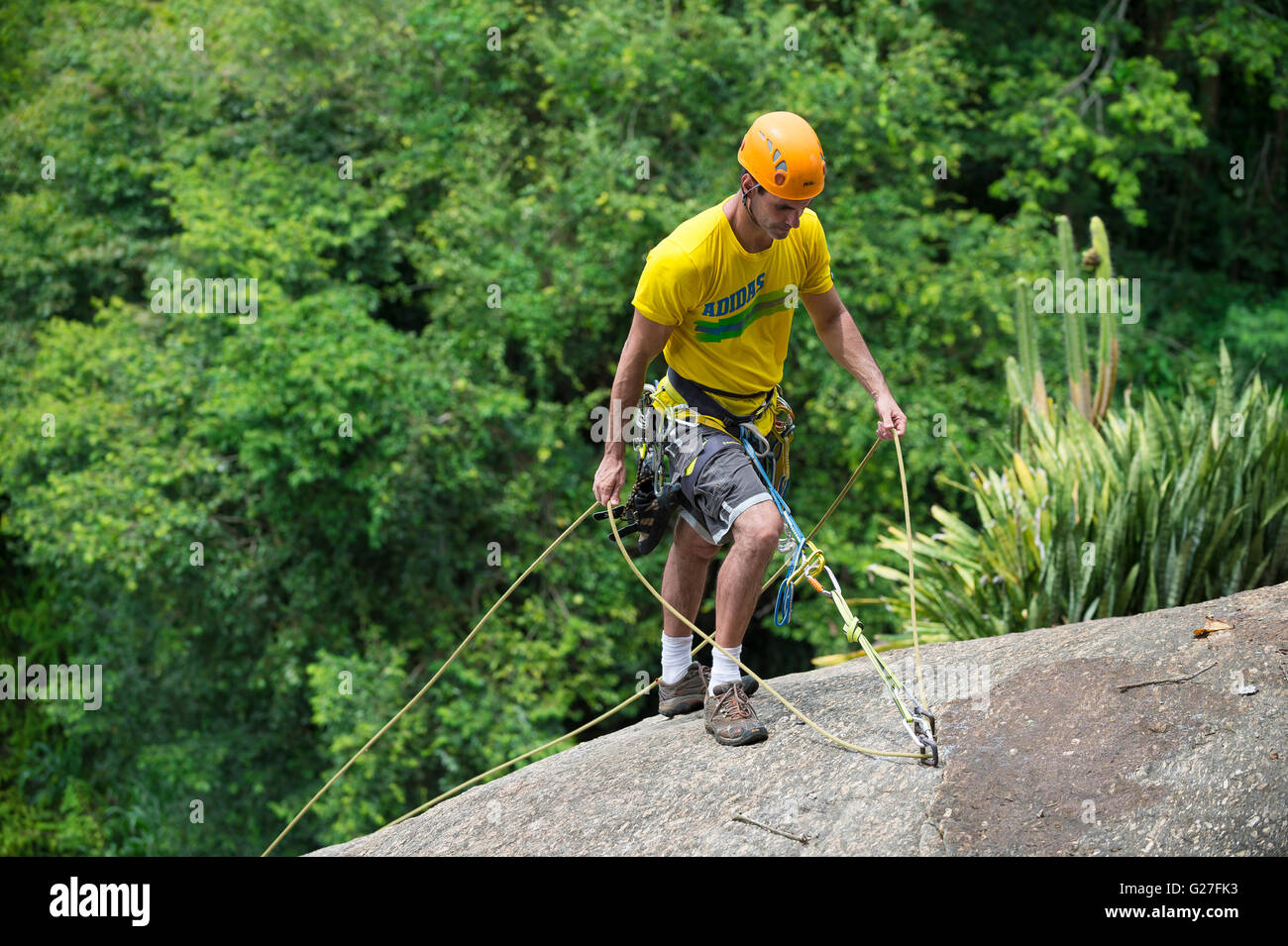 RIO DE JANEIRO - 5. März 2016: Ein Kletterer steht mit Sicherheitsseile bereit, den Morro da Urca am Zuckerhut Abstieg Stockfoto