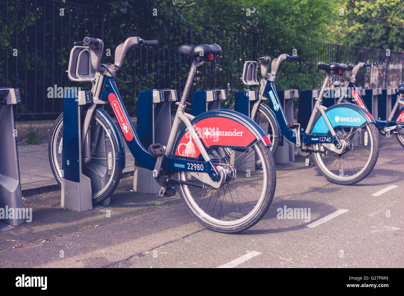 London, Vereinigtes Königreich - 16. April 2015: docking-Station für TFL Fahrräder gesponsert von Barclays und Santander in London während t Stockfoto