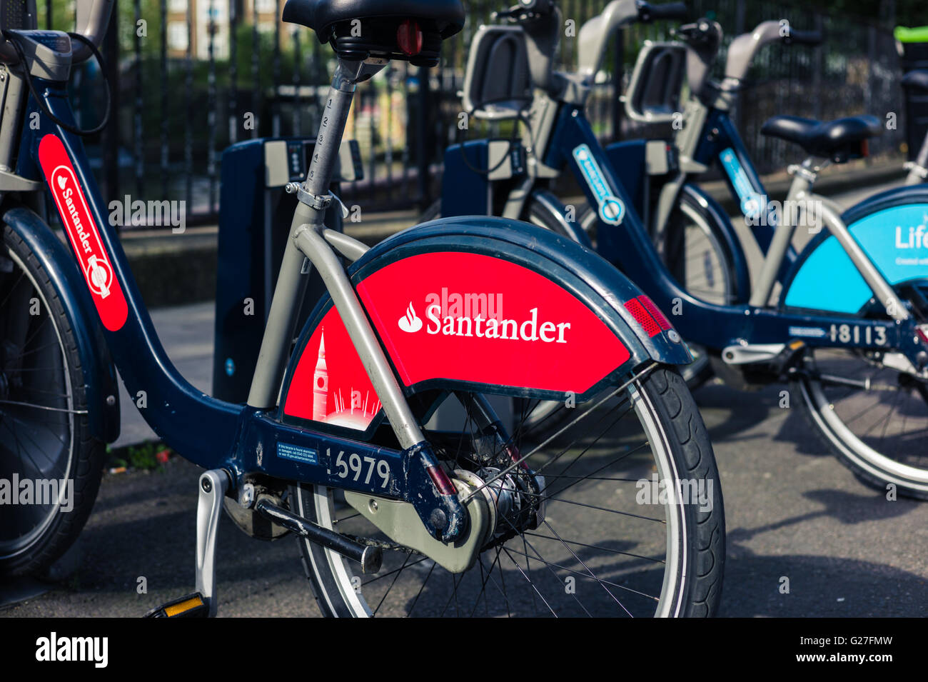 London, Vereinigtes Königreich - 16. April 2015: docking-Station für TFL Fahrräder gesponsert von Barclays und Santander in London während t Stockfoto