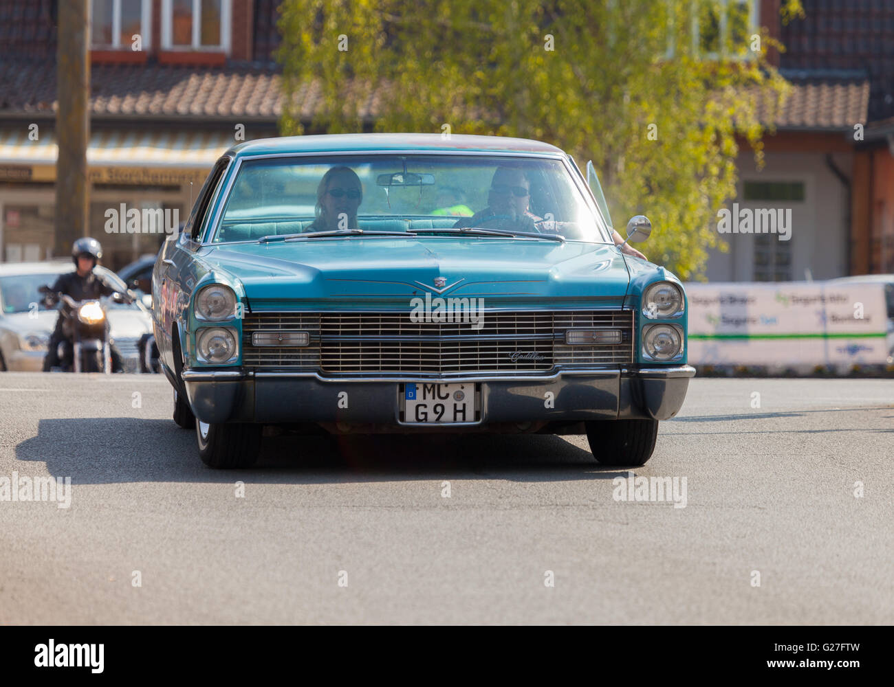 ALTENTREPTOW / Deutschland - 1. Mai 2016: Cadillac Coupe de Ville fährt auf Straße bei einer Oldtimer-Ausstellung in Altentreptow / Deutschland Stockfoto