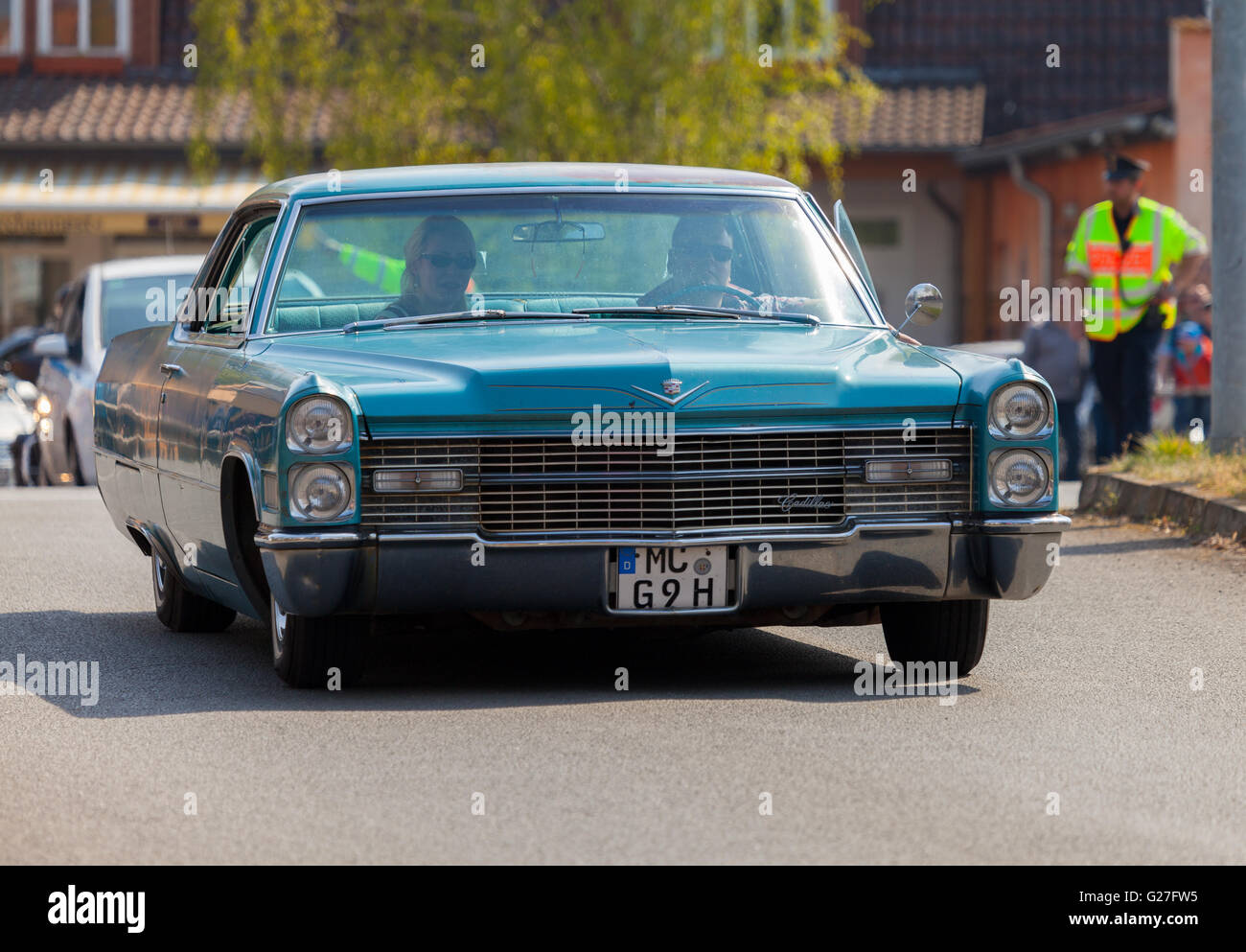 ALTENTREPTOW / Deutschland - 1. Mai 2016: Cadillac Coupé de Ville fährt auf Straße bei einer Oldtimer-Ausstellung in Altentreptow / Deutschland Stockfoto