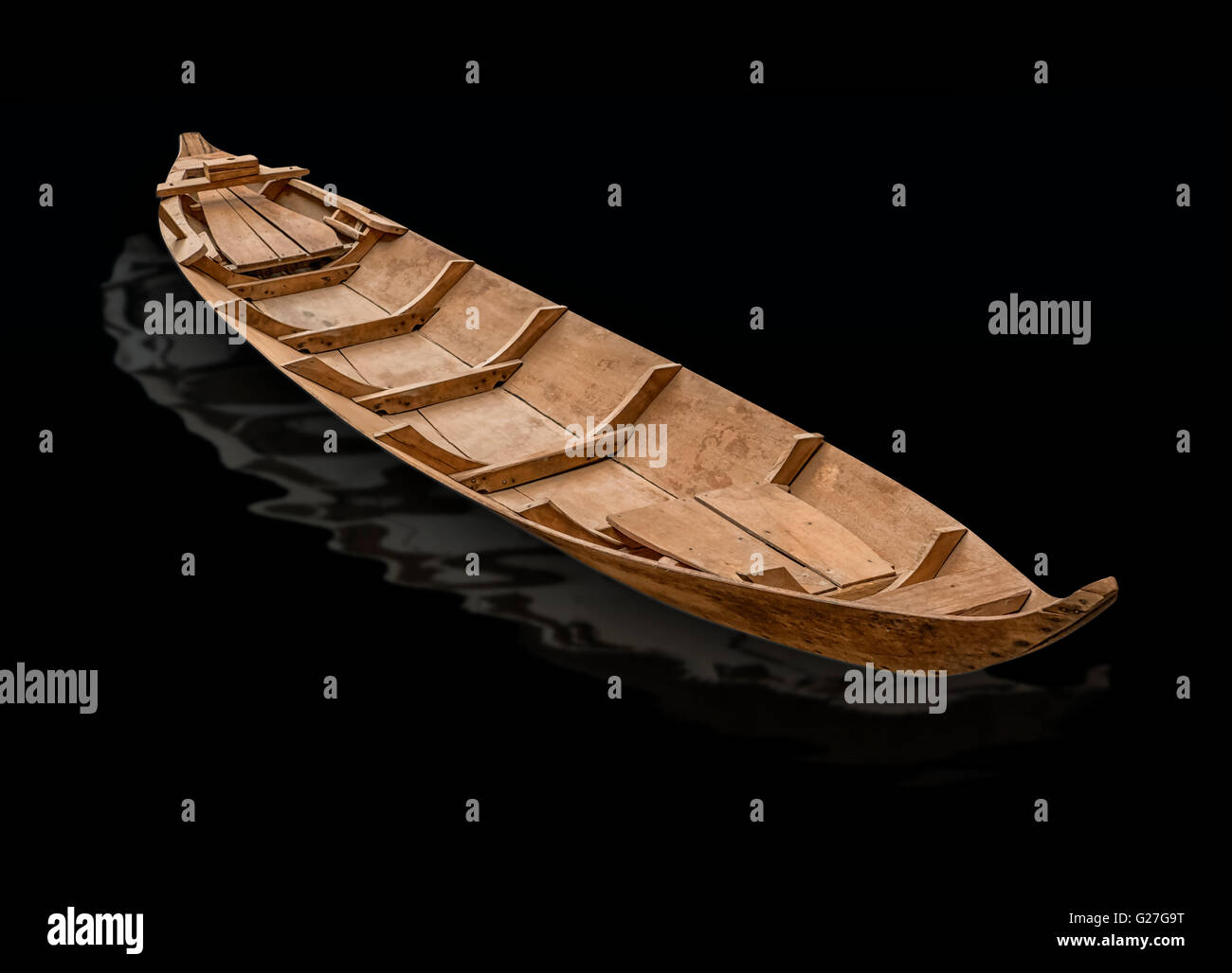 Eine vietnamesische Sampan, Flachwasser, kleines Boot. Das Bild wurde ausgeschlagen und auf einer schwarzen background.presentation Stockfoto