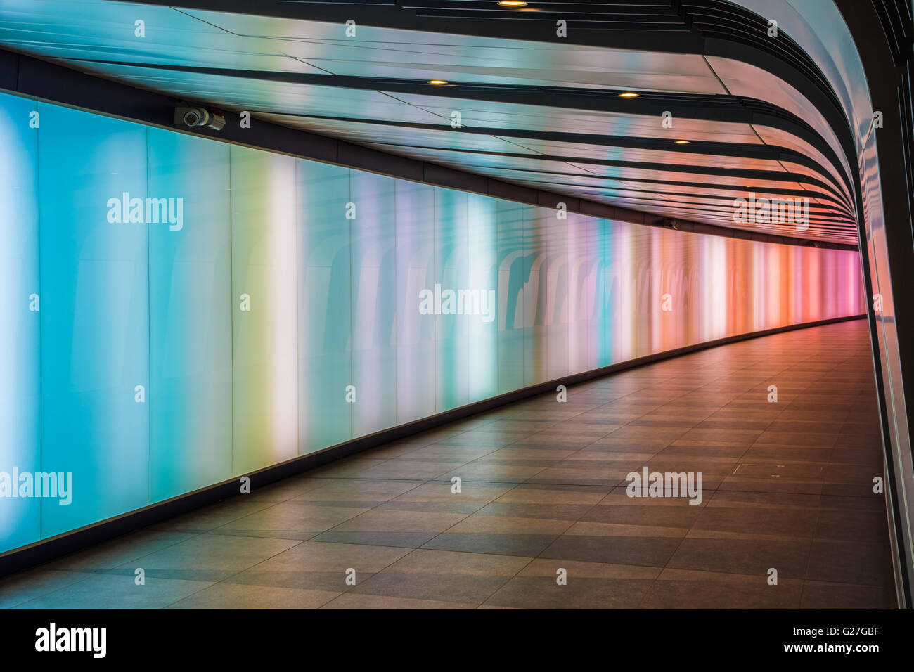 London, UK - 20. Mai 2017 - King Cross futuristisch aussehende Tunnel, der 90 Meter langen, gekrümmten Personentunnel verfügt über eine LED Stockfoto