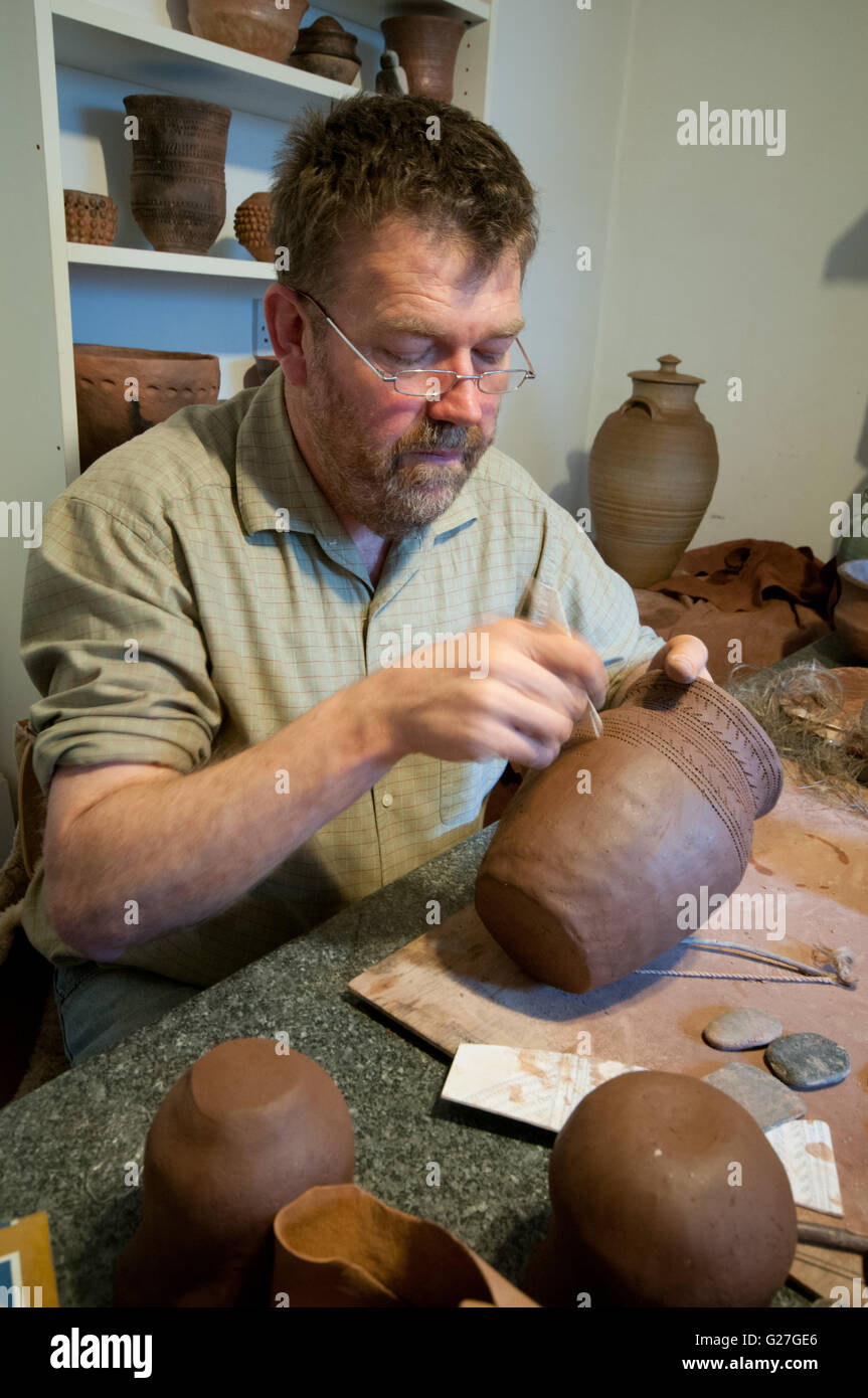 Potter Graham Taylor bei der Arbeit in seiner Werkstatt Steinzeit Keramik neu Stockfoto