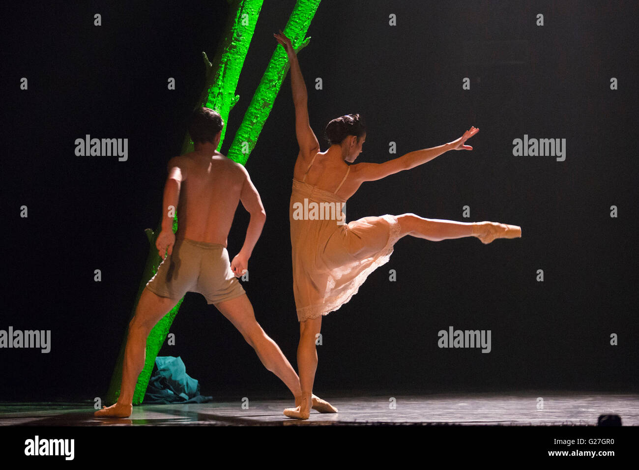 London, UK. 24. Mai 2016. Im Bild: Tobias Bartley (Winston) und Martha Leebolt (Julia) führen die Landschaft Pas de Deux. Northern Ballet führen 1984 choreographiert von Jonathan Watkins Musik von Alex Baranowski von Northern Ballet Sinfonia am Sadler es Wells Theatre durchgeführt. Aufführungen statt finden vom 24. bis 28. Mai 2016. Stockfoto