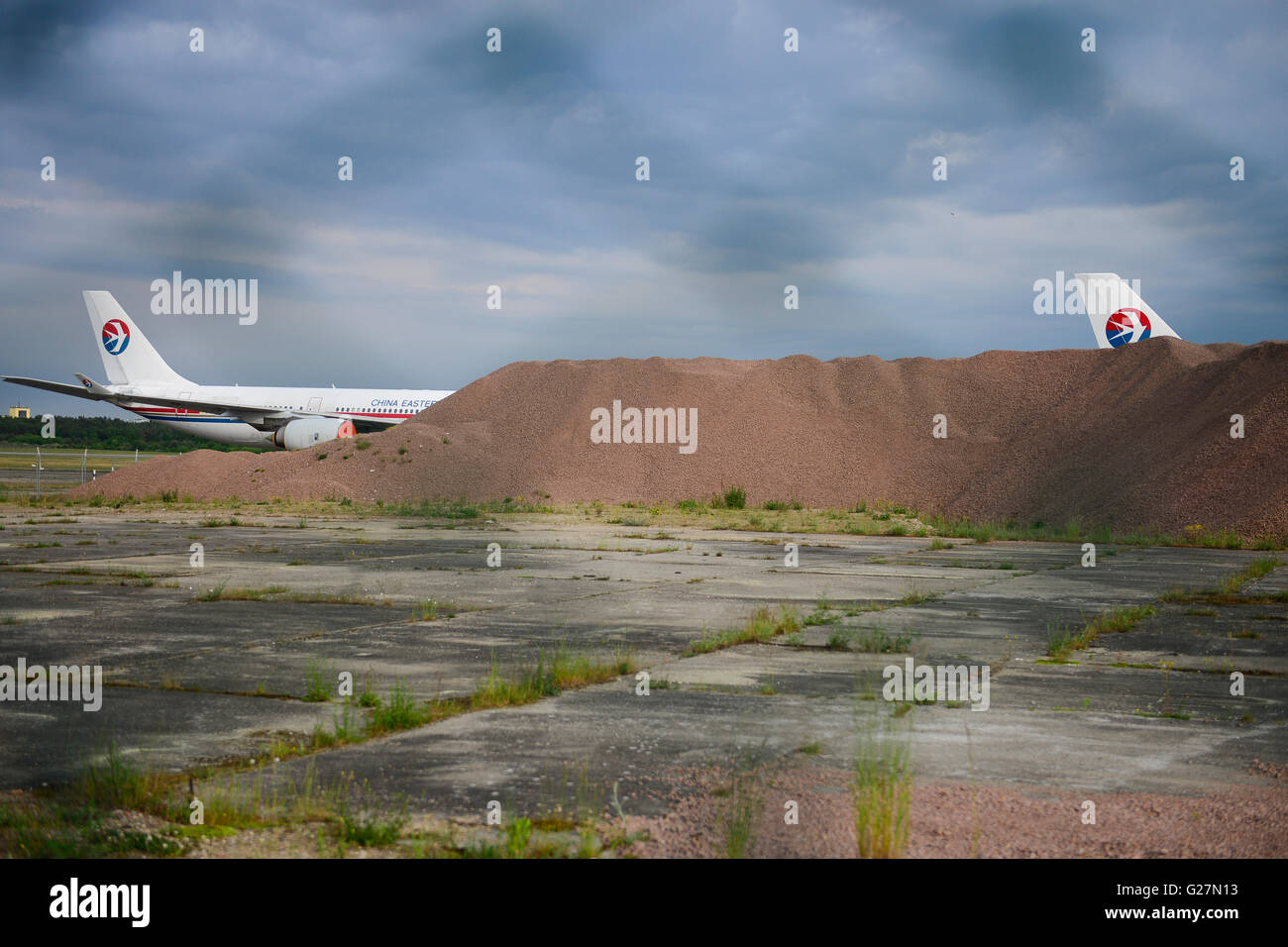 Deutschland, Flughafen Schwerin-Parchim der chinesischen Investor Jonathan Pang, LinkGlobal Logistik C. Ltd / DEUTSCHLAND, Flughafen Schwerin-Parchim, Ein Fernsehumsetzer Flughafen der Wehrmacht, Dann des Sowjetischen Militaers, Heute Im Besitz des Chinesischen Investor Jonathan Pang, LinkGlobal Logistik C. Ltd, Flugzeuge der China Eastern Airline Stockfoto
