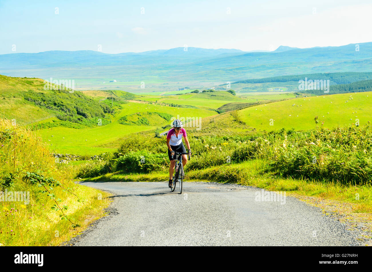 Radfahrer auf der Lane klettern zu The Oa auf der Insel Islay Schottland Stockfoto