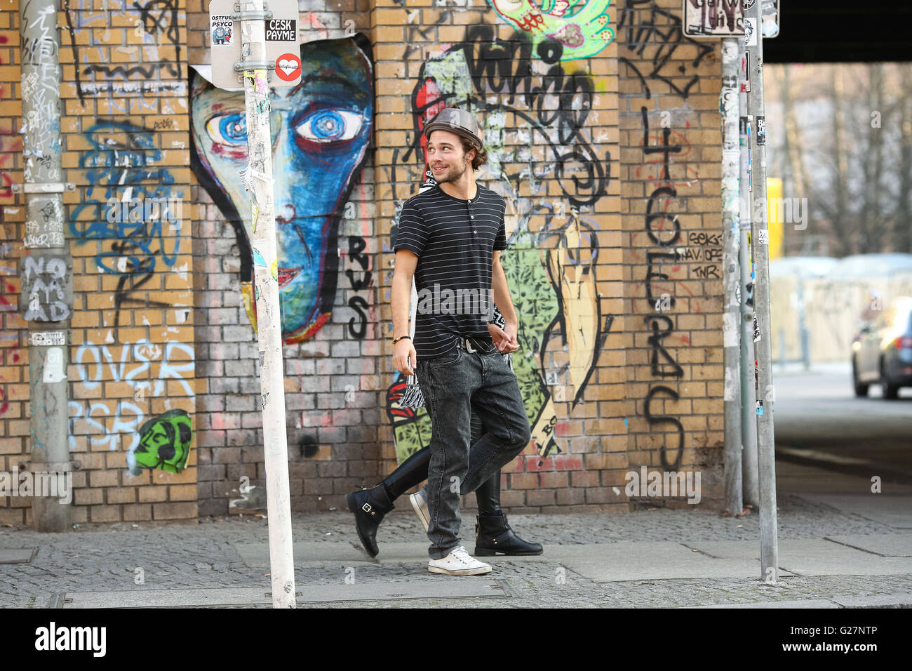Jascha Rust und seine Freundin Helene genießen Sie die Sonne während ...