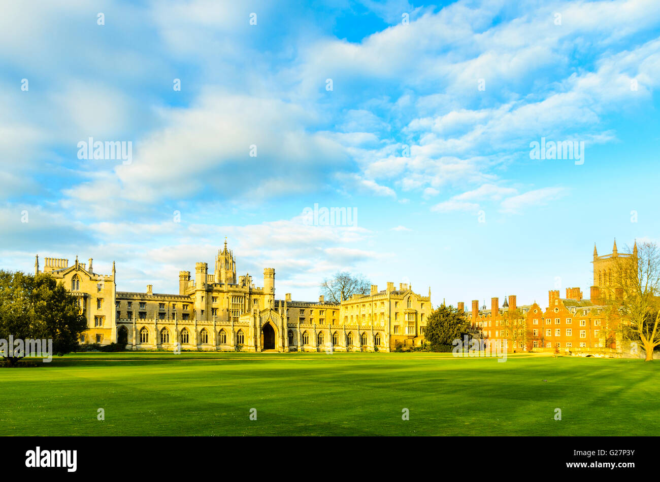 Str. Johns Hochschule, Cambridge, England mit New Court in Mitte nach links und der Kapelle-Turm in älteren Gebäuden, die auf die Stockfoto