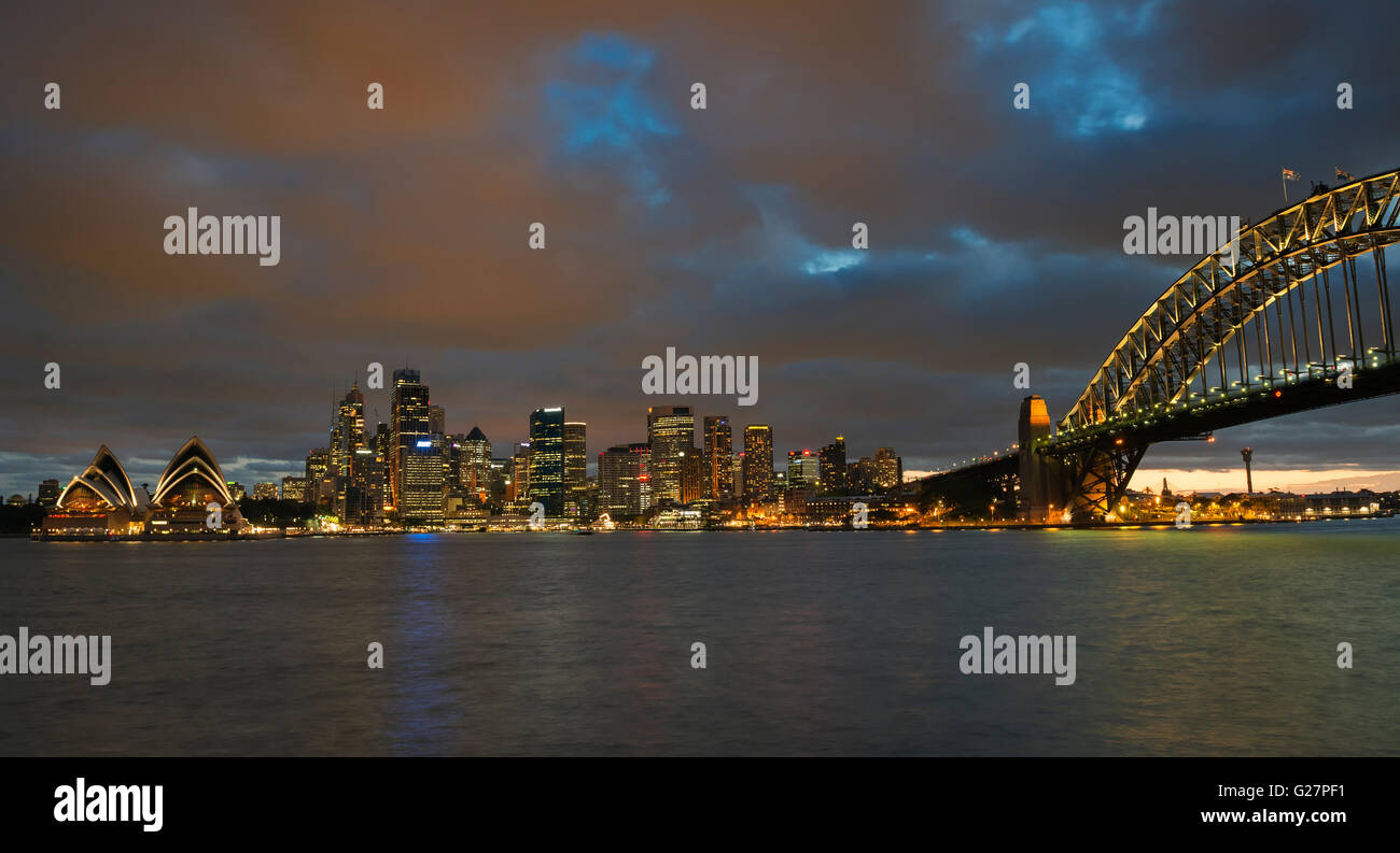 Die Harbour Bridge und die Skyline in der Dämmerung, Sydney, New South Wales, Australien Stockfoto