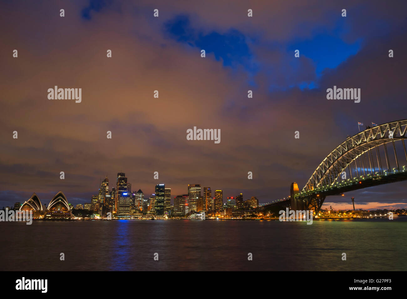 Die Harbour Bridge und die Skyline bei Nacht, Sydney, New South Wales, Australien Stockfoto