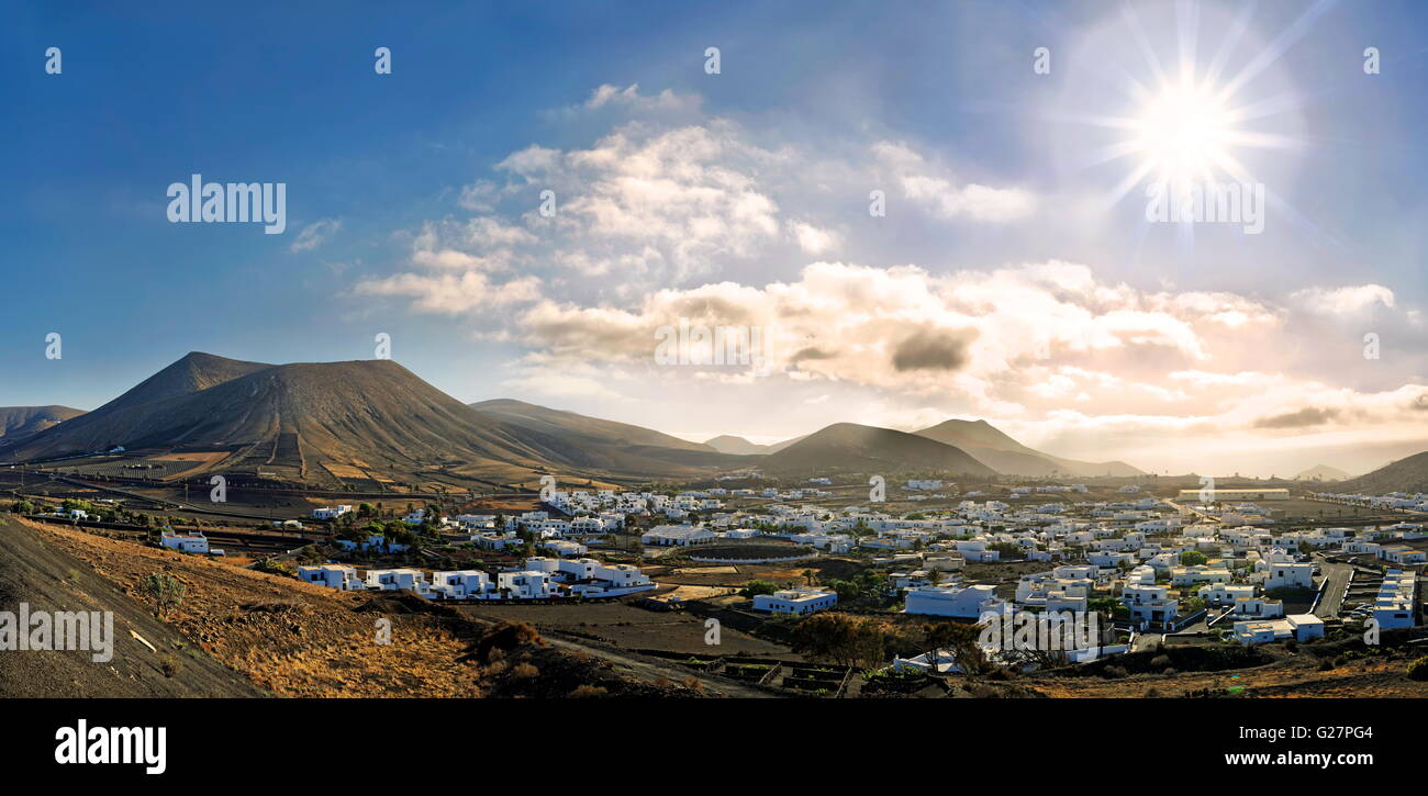 Ansicht von Uga, umgeben von vulkanischen Kegeln, La Geria, Lanzarote, Kanarische Inseln, Spanien Stockfoto