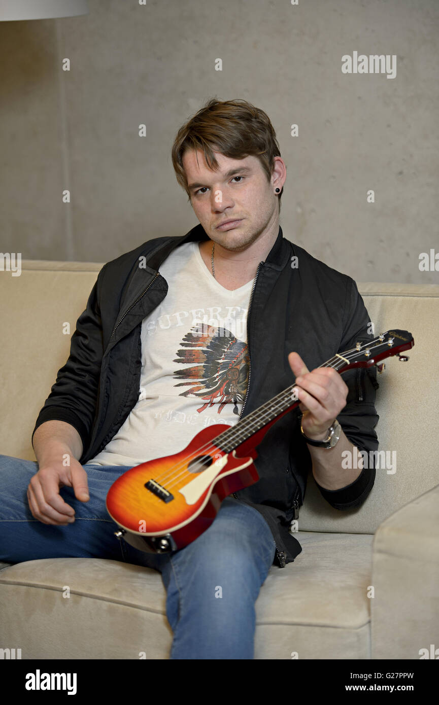 Deutscher Schauspieler Tobias Schenke entspannende backstage bei