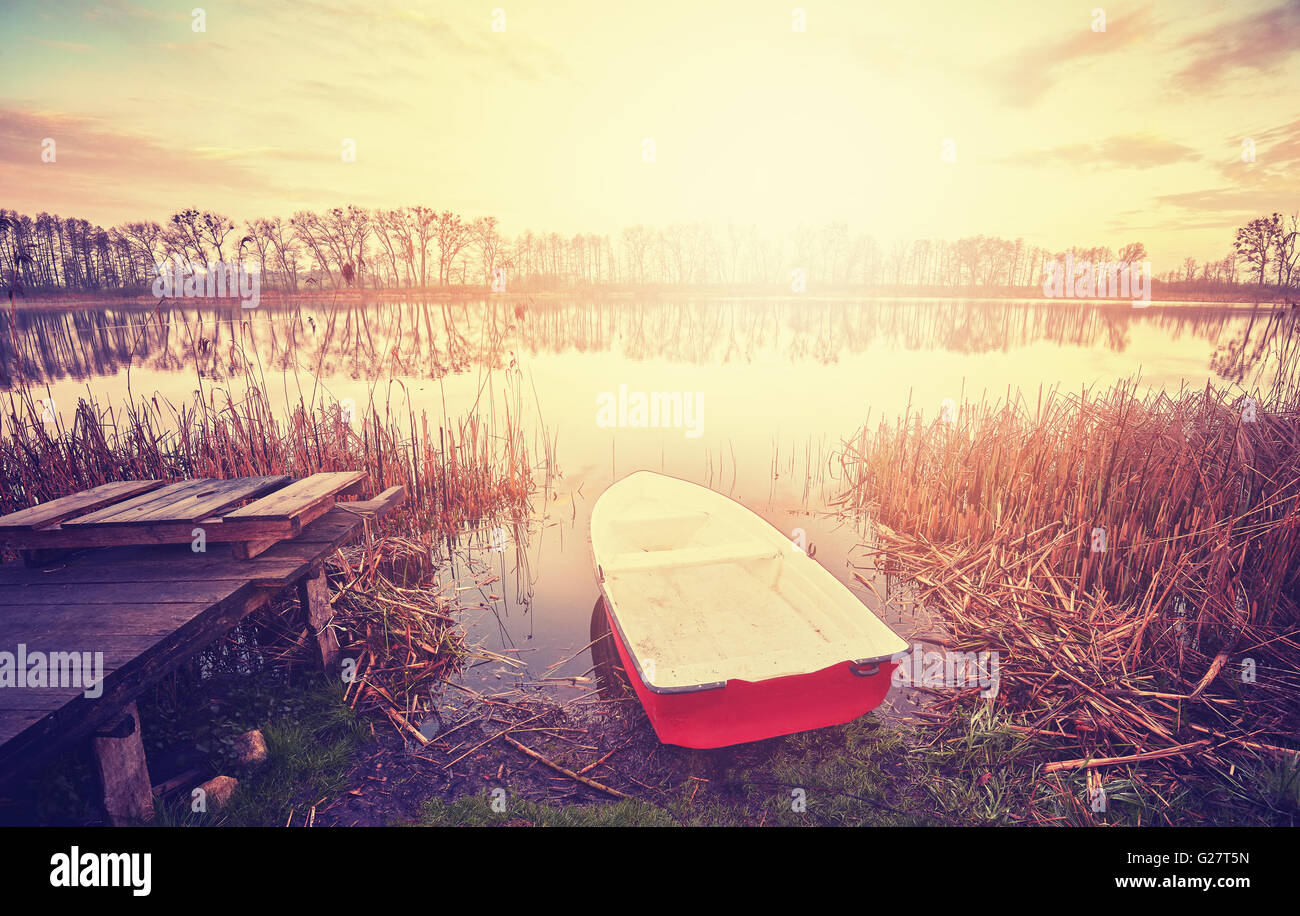 Vintage getönten Boot und See bei Sonnenaufgang. Stockfoto