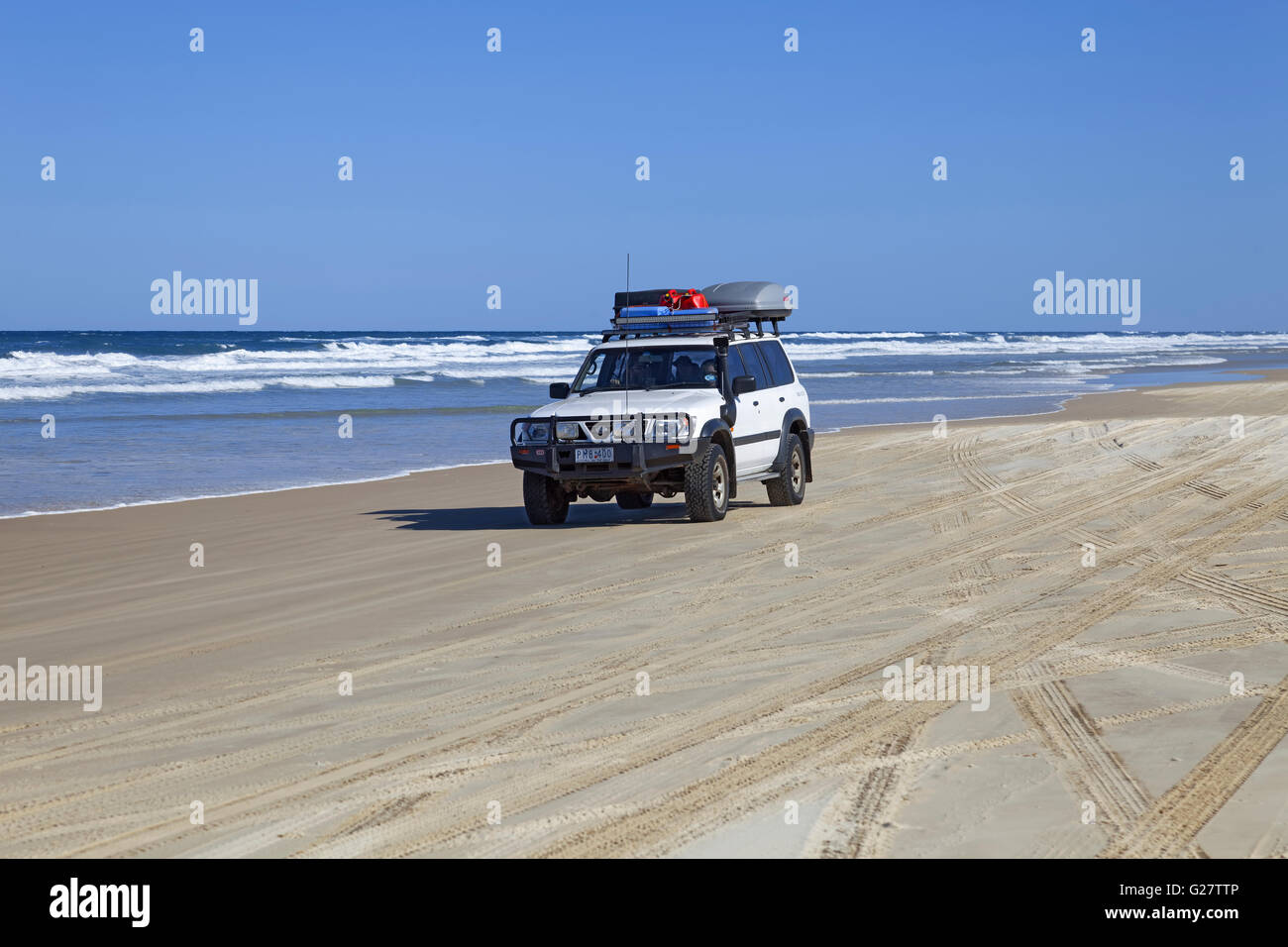 Auto auf 75 Mile Beach Road, offizielle Autobahn, UNESCO World Heritage Site, Fraser Island, Great Sandy Nationalpark, Queensland Stockfoto