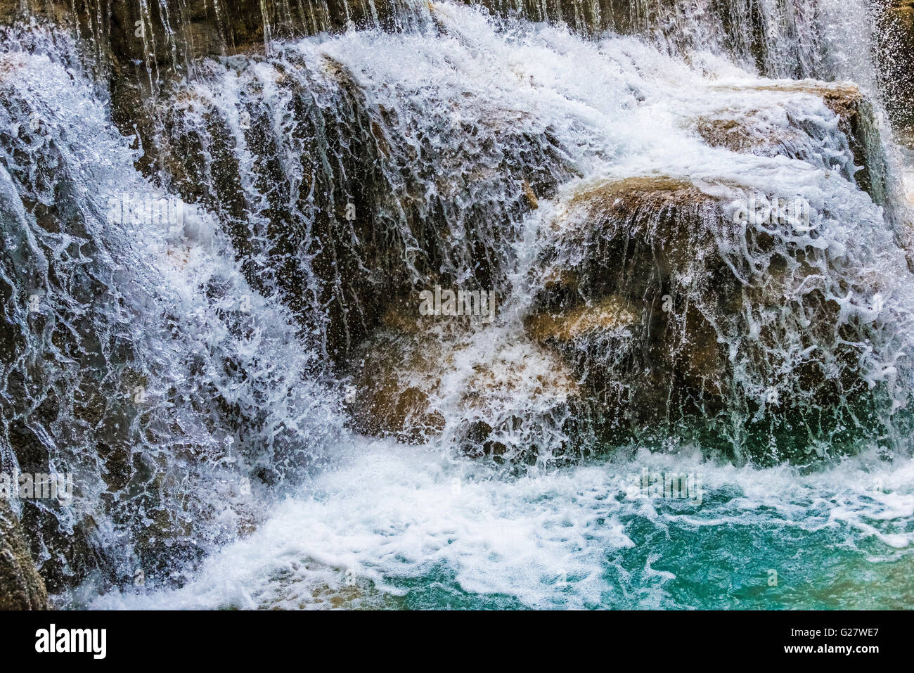 Spritzwasser eines Wasserfalls, Tat Kuang Si Wasserfälle, Laos, Luang Prabang, Louangphabang Stockfoto