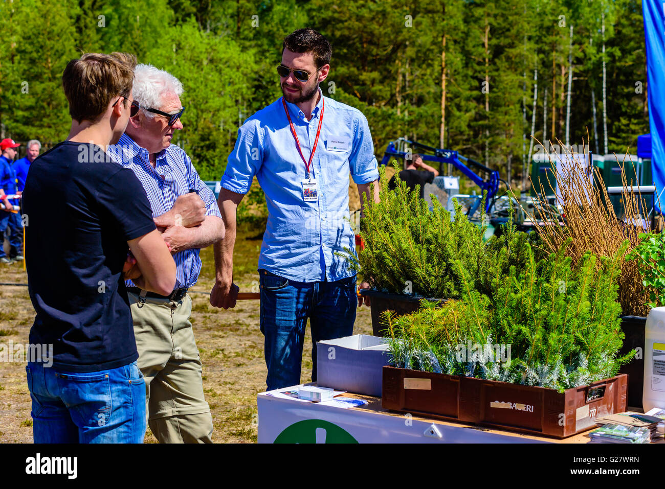 Emmaboda, Schweden - 13. Mai 2016: Wald und Traktor (Skog Och Traktor) fair. Verkäufer bei Sundins Skogsplantor im Gespräch mit visi Stockfoto