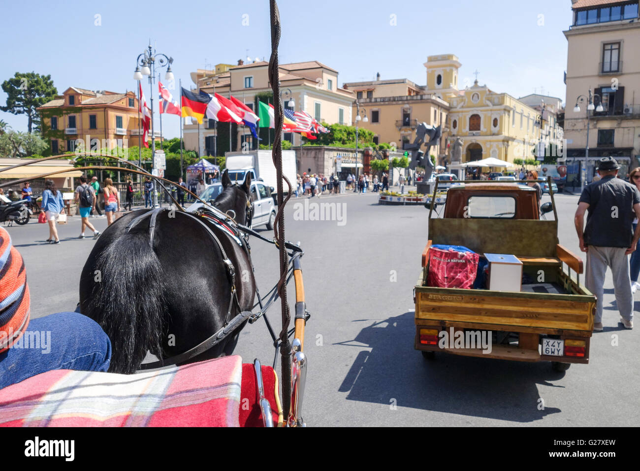 Blick auf Tasso Platz in Sorrent von einer Pferdekutsche touristische Reise Stockfoto