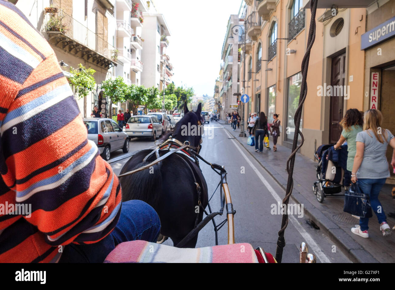 Ein Blick auf eine Seitenstraße in Sorrent von einer Pferdekutsche touristische Reise Stockfoto