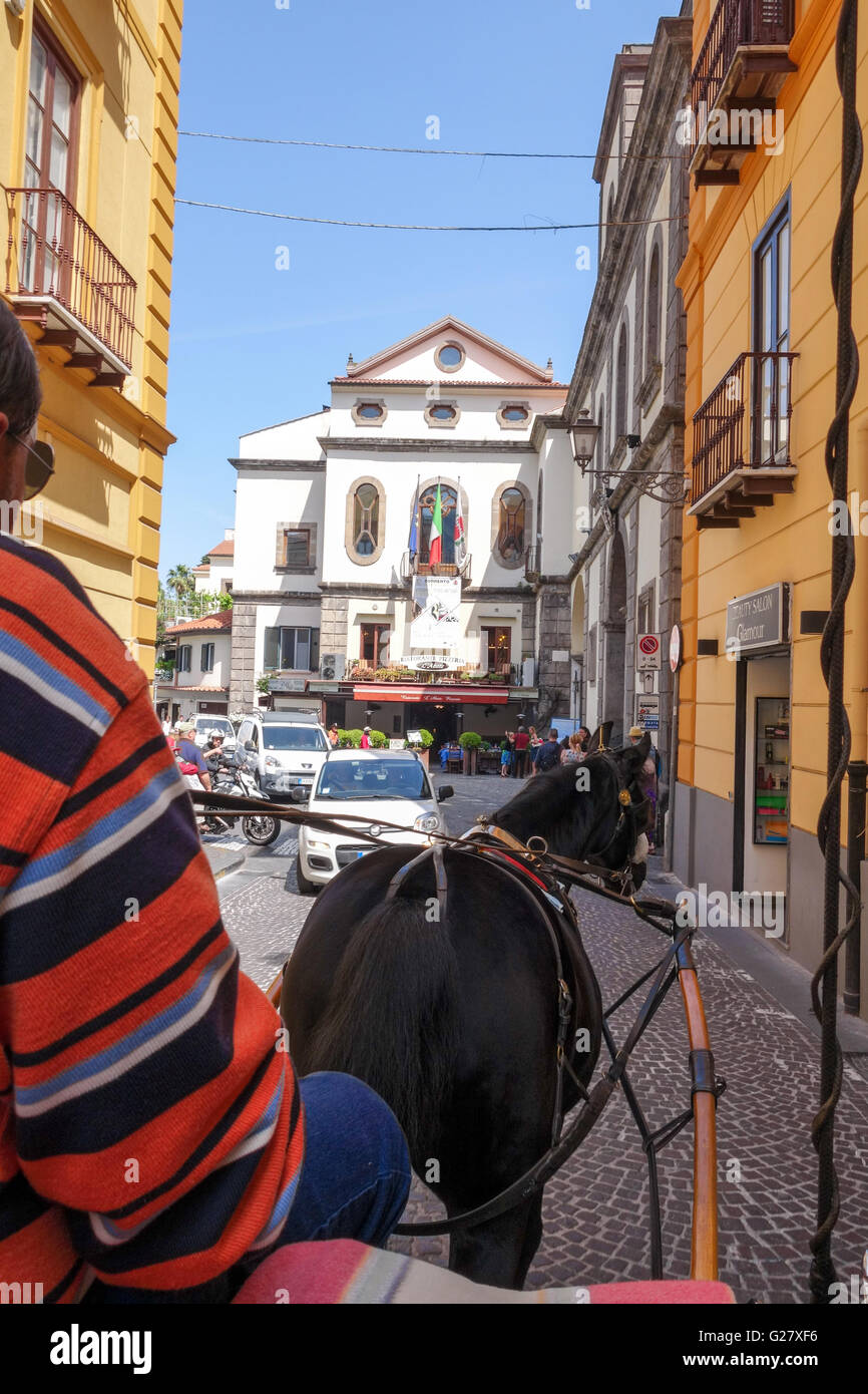 Ein Blick auf einer gepflasterten Seitenstraße gegenüber einer Kirche in Sorrent von einer Pferdekutsche touristische Reise Stockfoto