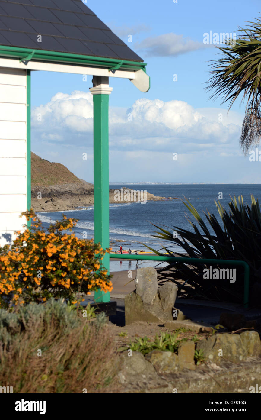 Bunte Badehäuschen überblicken Langland Bucht, Gower, Swansea mit Wellen im Hintergrund.  Strand-Lebensstil. Stockfoto