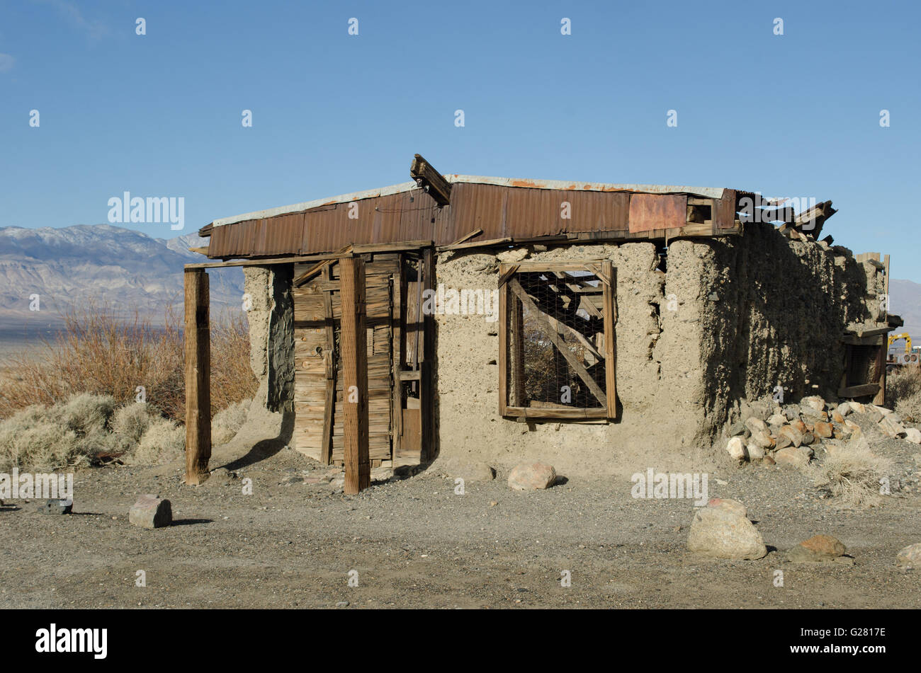 Reste einer alten Schlamm Kabine dient als ein Wohnhaus durch ein Minenarbeiter in Ballarat Death Valley Nationalpark CA USA Stockfoto