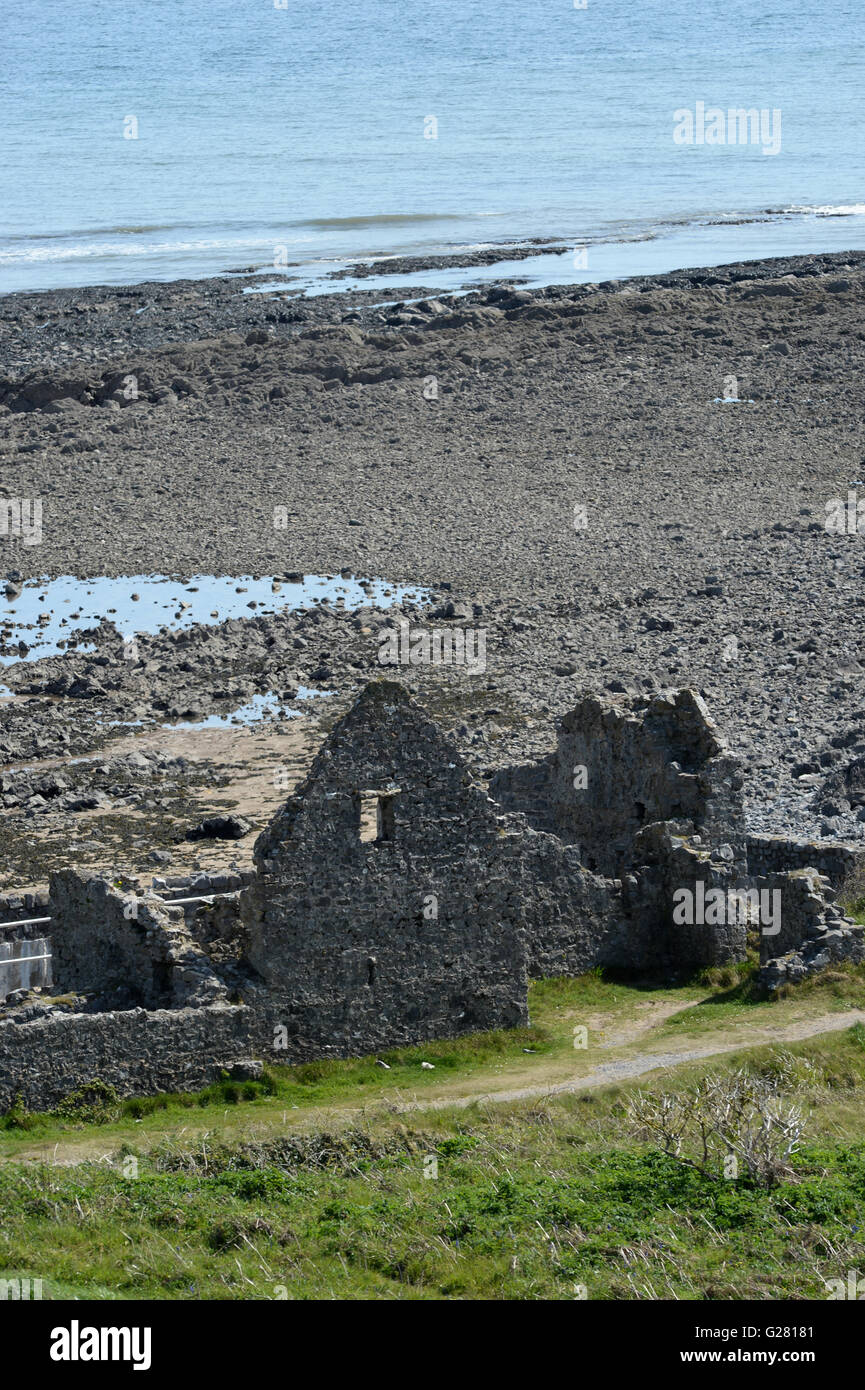 Die alten Mauern, Lagunen und Bauten das Salzhaus offenbaren alte Industrien von Gower, Wales. Stockfoto