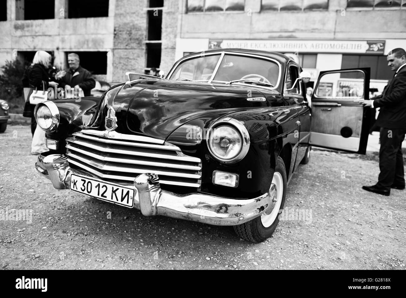 Podol, Ukraine - 19. Mai 2016: GAZ-12 ZIM, sowjetische Luxuslimousine, von Gorki Automobilwerk von 1950 bis 1960 produziert. Stockfoto