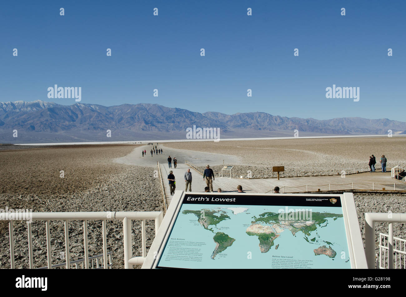 Besucher im Death Valley National Park bei Badwater der tiefste Punkt der USA Stockfoto