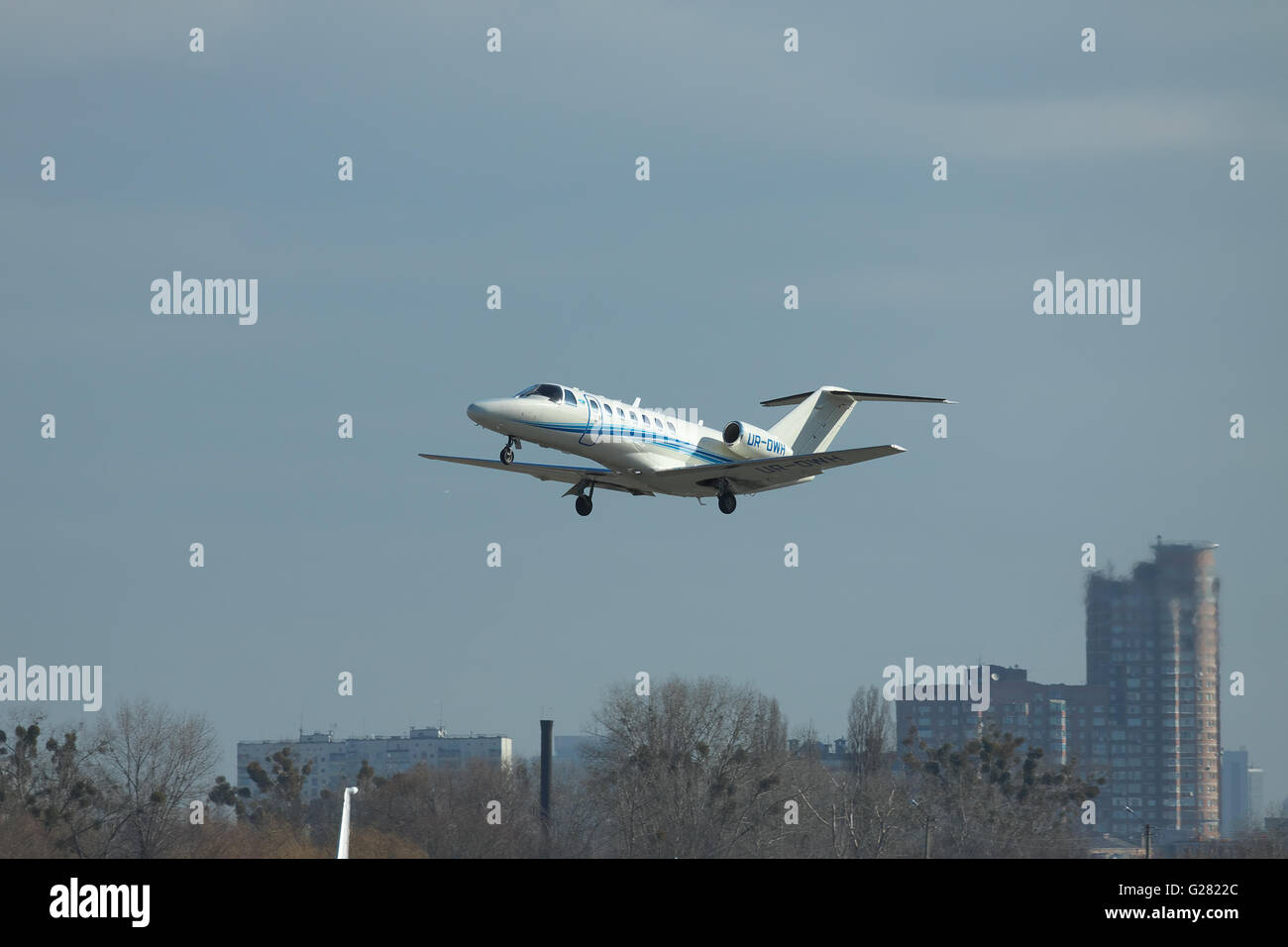 Kiew, Ukraine - 24. März 2011: Cessna 525B Citation Jet CJ3 vom Flughafen mit der Stadt im Hintergrund hebt ab Stockfoto