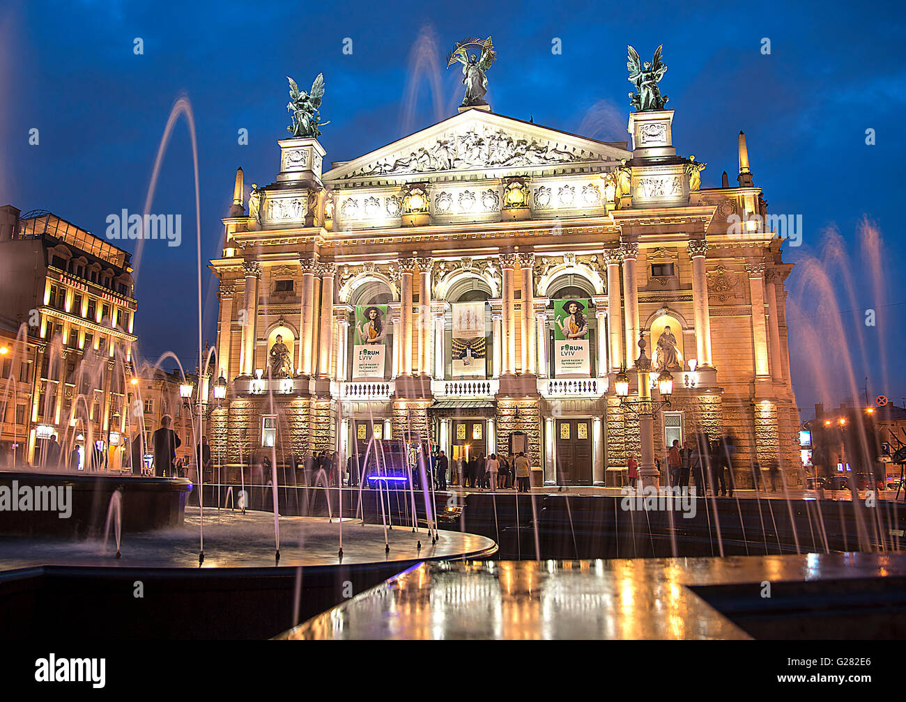 Lviv Theater für Oper und Ballett in der Abenddämmerung Stockfoto