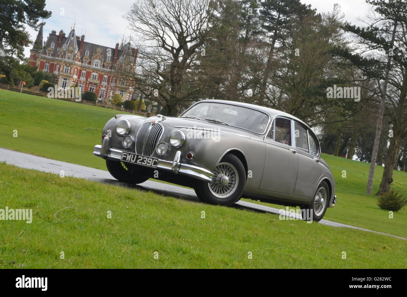 Jaguar MK 2 am Chateau Impney, Droitwich, Worcestershire Stockfoto