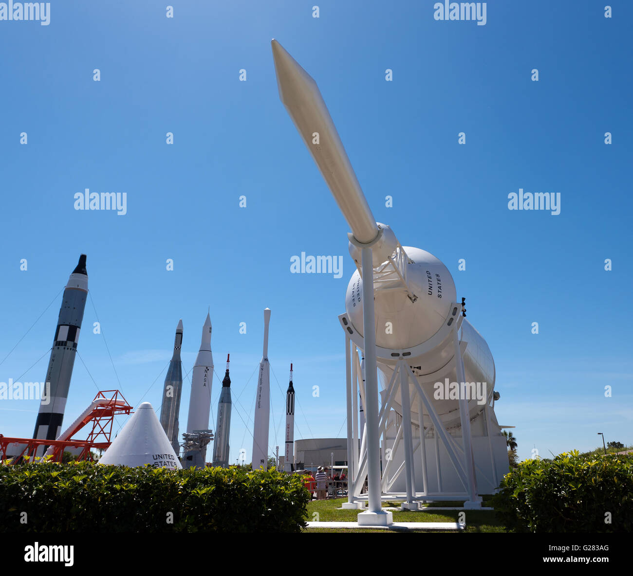 Weitwinkelaufnahme des Rocket Parks am Kennedy Space Center. Die Rakete in der Mitte ist die Nase von der Saturn 1 b Stockfoto