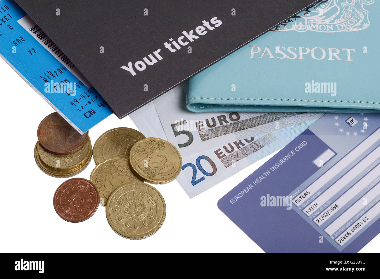 Euro Urlaubsgeld mit einem Pass und Ticket und EHIC-Karte Stockfoto