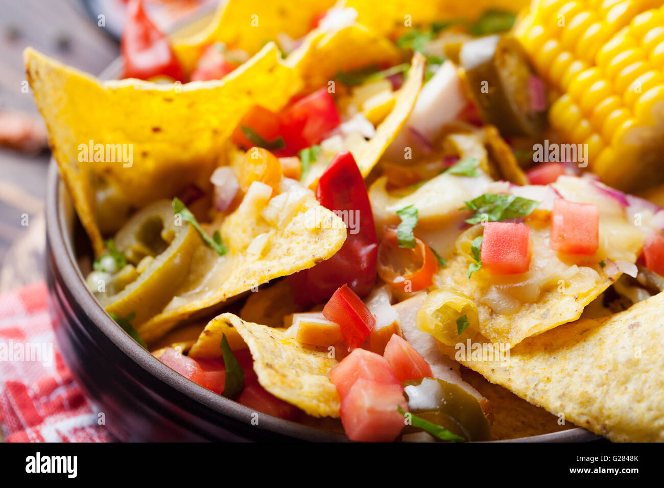 Nachos mit Käse überbacken Sauce, Salsa, Maiskolben Stockfotografie - Alamy