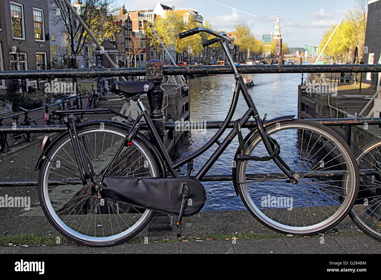 Altes Fahrrad am Kanal in Amsterdam, Niederlande, Europa Oudeschans. Stockfoto