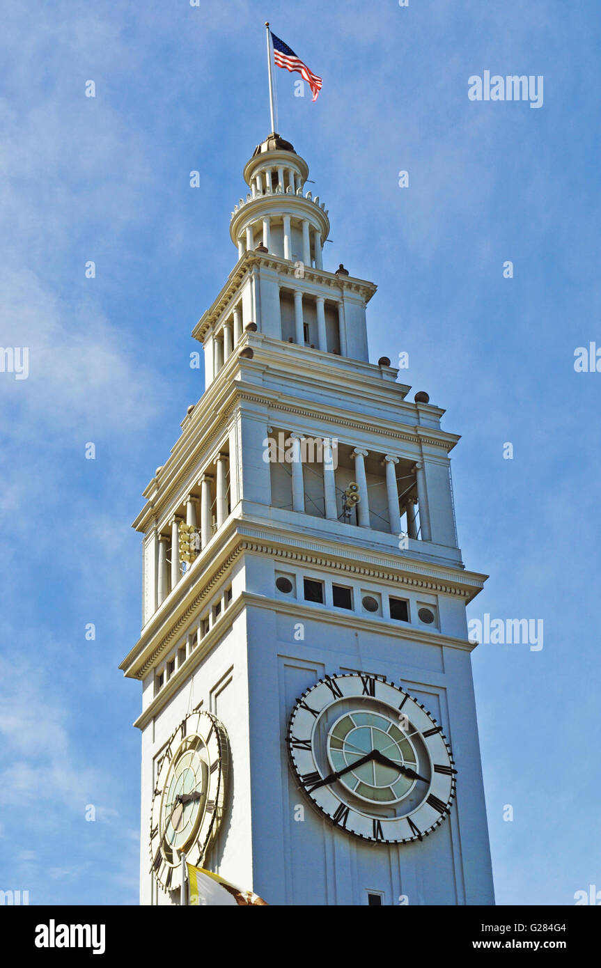 San Francisco, Embarcadero: Blick auf die San Francisco Ferry Building, erbaut 1898, ein Terminal für Fähren, ein Speisesaal und ein Bürogebäude Stockfoto