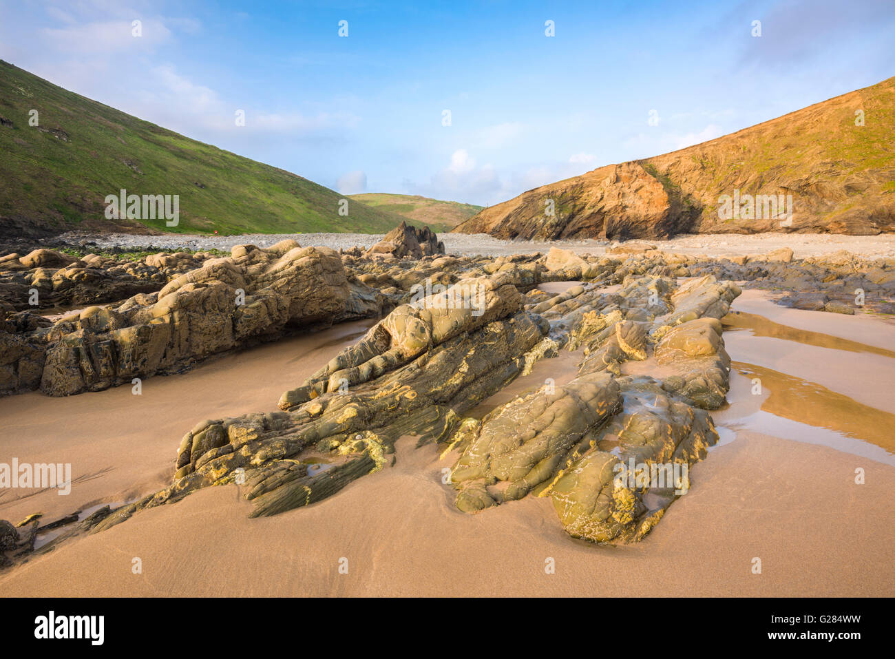 Der Strand von Duckpool an der Küste von North Cornwall in der Nähe von Bude, England. Stockfoto