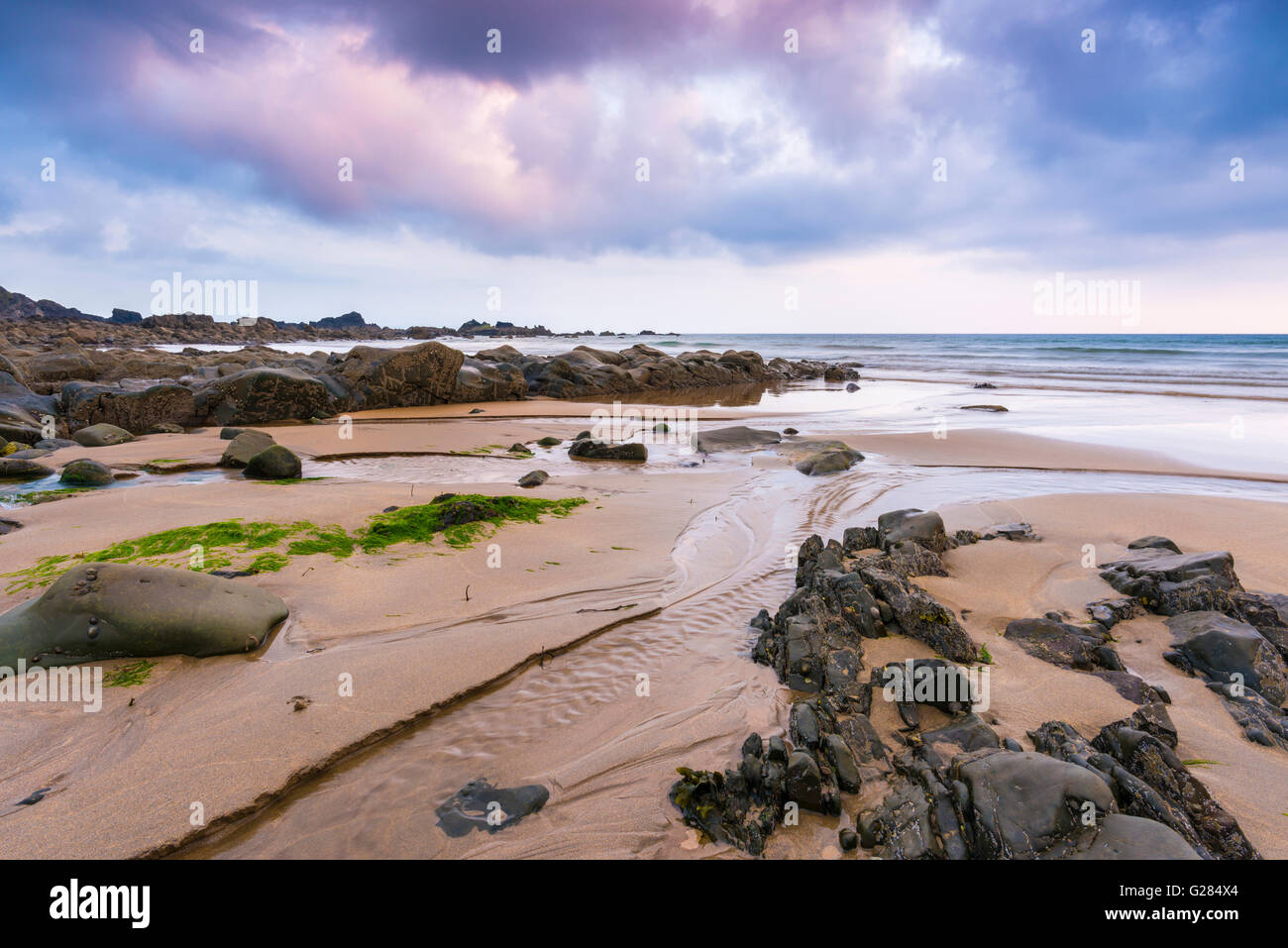 Der Strand von Duckpool an der Küste von North Cornwall in der Nähe von Bude, England. Stockfoto