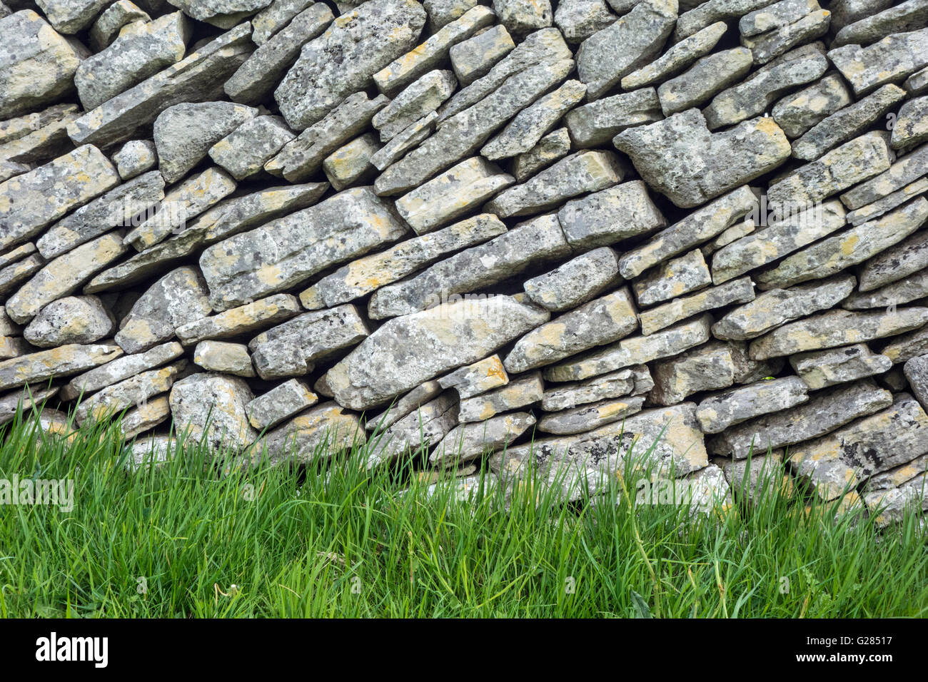 Trockenmauer mit Reihen von Steinen gelegt in einem Winkel, Dorset, England Stockfoto